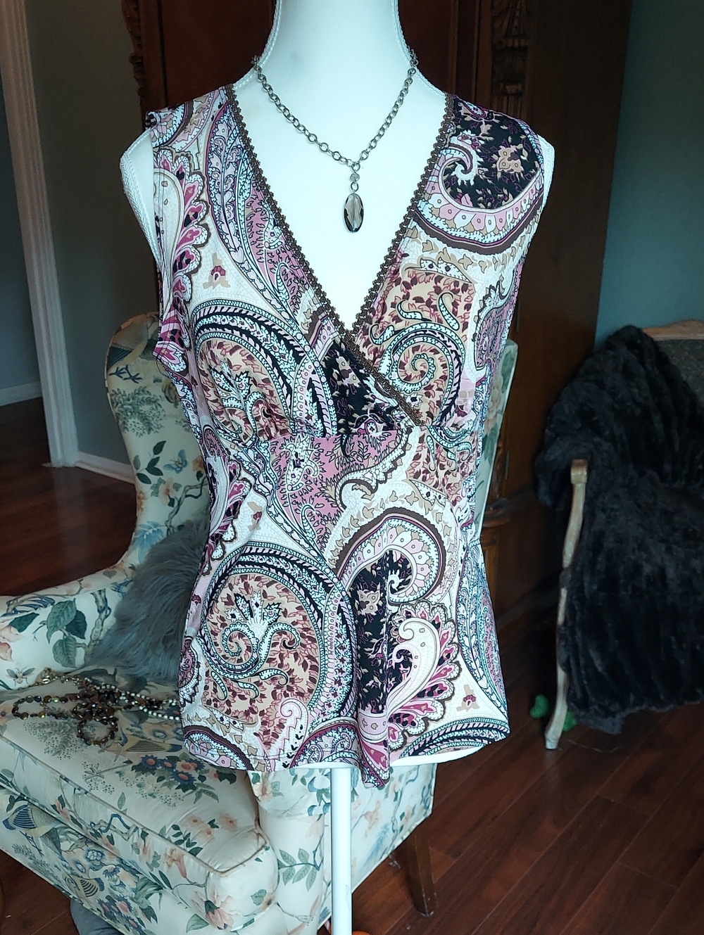 julie's closet Sleeveless Paisley V-Neck Tank in Pink, Cream and Black